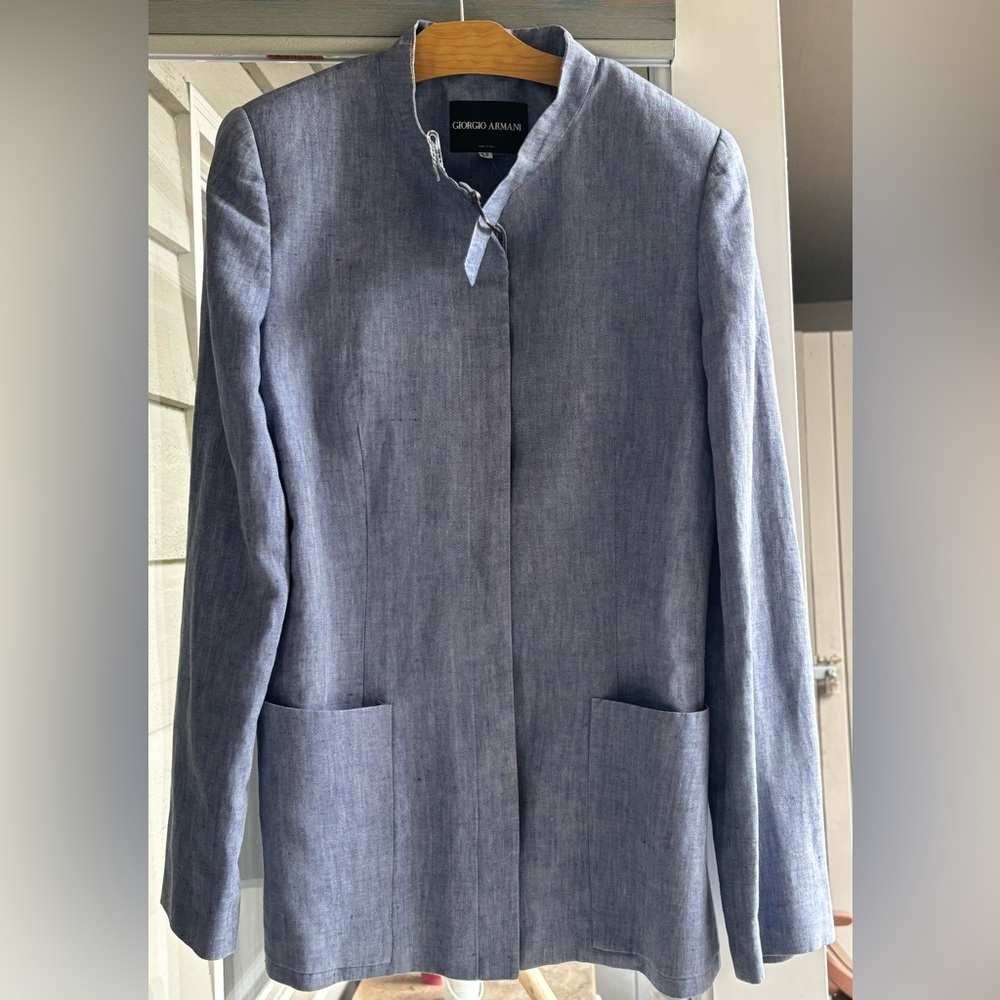 Giorgio Armani collarless linen blazer in blue. Size 6, 42 IT made in Italy